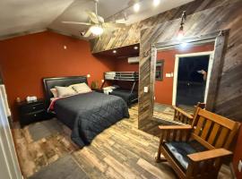 Bunk House The Roost Cabins，位于Lakehills的乡村别墅