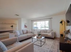 Surfers Corner - Stunning 4BR Waterfront Retreat