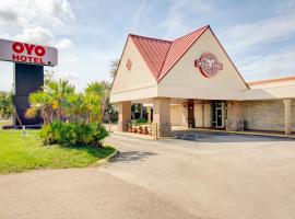 OYO Hotel Dundee By Crystal Lake，位于DundeeWinter Haven's Gilbert Airport - GIF附近的酒店