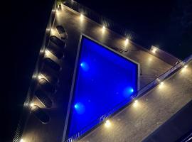 Premium apartment with private Parking, Pool with Adriatic view，位于蒂瓦特的带按摩浴缸的酒店
