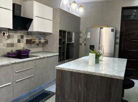 Queens Home，位于Kasoa的酒店