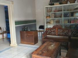 OYO 90043 Vila Afanda Syariah，位于Mojokerto的酒店