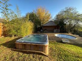 5 bed house with hot tub，位于Powick的酒店