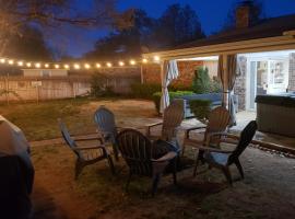 Hot Tub, Privacy, sleeps 11 & TONS of Space!，位于拉伯克的酒店