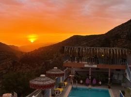 Auberge Les Montagnes du Paradis Your Hidden Retreat in Paradise Valley，位于阿加迪尔的酒店