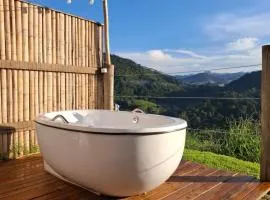 Embahu Suítes - Vista para Pedra do Baú e banheira de imersão