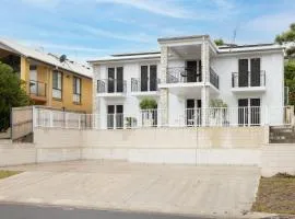 East Belmont, 38 Tomaree Rd - spa, linen, Wi-Fi, Air Con , Games Room