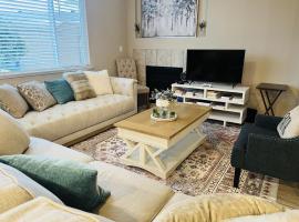 Placid Vibe Spacious 7-BR with Free Parking，位于匹兹堡的酒店