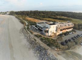 Logis H&ocirc;tel & Restaurant LES MOUETTES - Larmor Plage, Proche de LORIENT，位于拉尔莫普拉格的海滩酒店