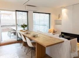 Malou's Cosy Getaway - beautiful 30m terrace - central location - 5' min walk to beach - free parking