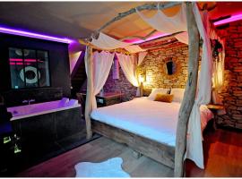Duplex Safari jusqu'à 4 personnes, Spa XXL, day use, cinéma, cascade et lit sous les arbres，位于布尔昆的酒店
