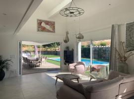 Villa 10 personnes piscine chauffée et jacuzzi，位于卡布勒通的酒店