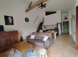 Charming comfortable barn，位于Coutras的酒店