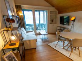 Surfers Lodge with Beach, near Interlaken，位于Därligen的木屋
