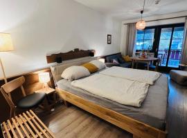 Fewo mit toller Dachterrasse & Bademantelgang zur Wohlfühltherme im neuen Stil，位于巴特格里斯巴赫的酒店