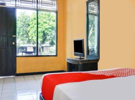 SPOT ON 91797 Mutiara Guest House，位于加拉旺的酒店