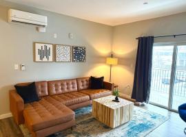 Luxury Apartment with Gym, Steps From Commuter Rail #2009，位于Reading的酒店