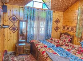 Luxury Shreen Houseboat，位于斯利那加的酒店