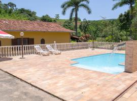 Piscina, churrasco, fogão a lenha a uma hora de BH，位于布鲁马迪纽的酒店