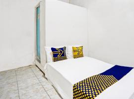 OYO 92078 Tarlo Guest House 4，位于Pradahkalikendal的酒店