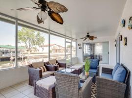 Canal and Gulf Views Spacious Hudson Home，位于哈得逊的酒店