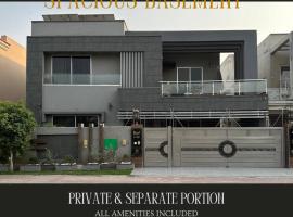 Exclusive 2BHK Lodge in Bahria，位于拉合尔的酒店