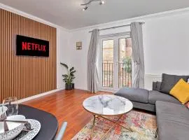 Stylish Town Centre Apartment, ALLOCATED FREE PARKING SPACE, RICKMANSWORTH HIGH STREET, Modern Decor, Juliet Balcony, Walking Distance to Rickmansworth Station Metropolitan Line