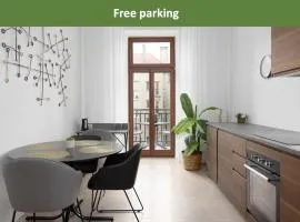 Quiet apartment in the city center near the metro with with balcony and parking