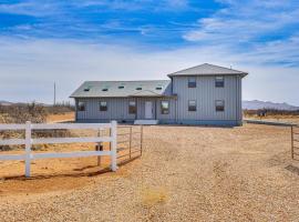 Stargazers Delight Mtn-View Pearce Home with Deck!，位于Pearce的酒店