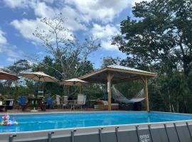 Howler Jungle Cabanas Belize，位于伯利兹城的酒店
