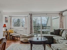 Steps to Ski Trail Fireplace - Kingswood 1B，位于Quechee的酒店