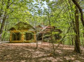 Adventures at Big Canoe - Spacious Cabin Rental in Big Canoe - Serene Nature Views, Cozy Fireplace, Spacious Decks, Walking Dist，位于Afton的酒店