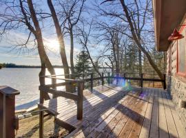 Cozy Cabin with Private Dock on Fifth Crow Wing Lake，位于Nevis的酒店