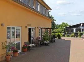Maisonettewohnung Mit Wendeltreppe Zum Schlafbereich Und Kleiner Eingangsterrasse Im Nebengebäude