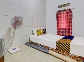 SPOT ON 92535 Guest House Pak Darso，位于Sragen的酒店