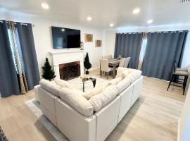 Newly renovated, warm home with 4 bedrooms, 14 miles from Disney，位于惠蒂尔的酒店