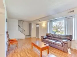 2 Mi to Bow Wow Beach Townhome with Pool Access!