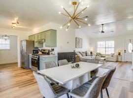 7 Mi to Lake Bridgeport Home with Yard and Grill!，位于布里奇波特的酒店