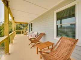 Waterfront Getaway with Dock and Views in Ocracoke!，位于奥克拉科克的酒店