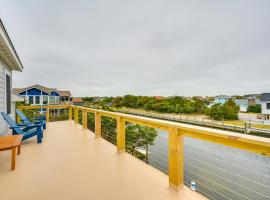 Scenic Escape with Dock 1 Mi to Ocracoke Lighthouse，位于奥克拉科克的酒店