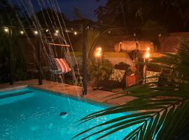 Tropicoco Pool House Steps From The Beach，位于Puerto Nuevo的酒店