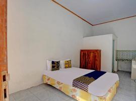 SPOT ON 92906 Surya Indah Homestay Syariah，位于Mojokerto的酒店