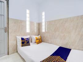 SPOT ON 93035 Karman's Sari Homestay Syariah，位于Gresik的酒店