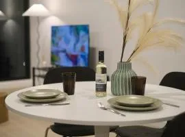 MQ Lux 2BR Apartment with study, pool, free parking, Metro