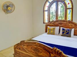SPOT ON 93144 Homestay H. Syarif Syariah - Bandar Gresik 2，位于Gresik的酒店
