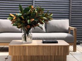 Large Luxury Apartment NEWPORT BEACH，位于纽波特的酒店
