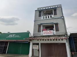 SPOT ON 93460 Lewi Family Guest House Near GBKP Bangun Mulia Km. 11，位于Delitua的酒店