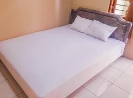 OYO 93683 Kost Naura，位于Sungguminasa的酒店