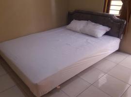 OYO 93989 Kost Indra，位于Sungguminasa的酒店
