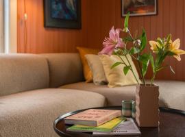 Experience Jotunheimen from Vevstogo - sauna with a view and eco living in an old school building，位于Løken的酒店